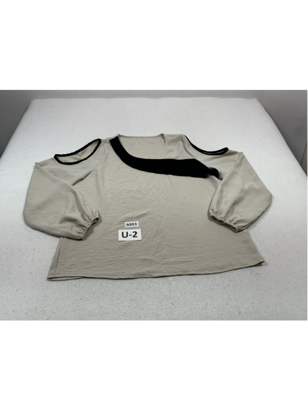 Womans Excellent Pullover Blouse 2XL Beige Black Cut Out Shoulders Long Sleeves